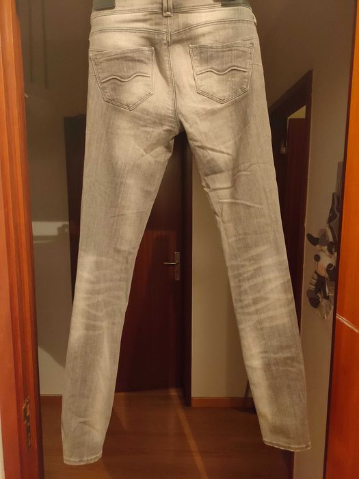 Calça rasgada cinza da Mango