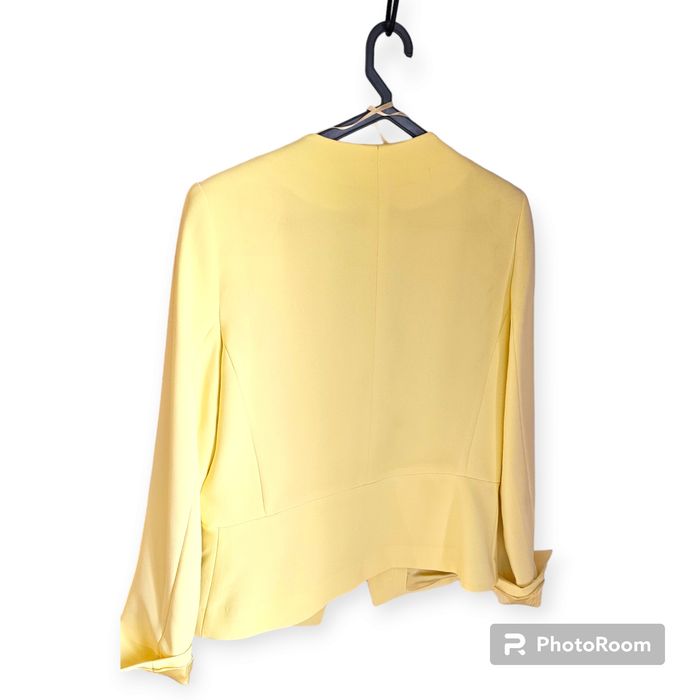 Blazer amarelo manga com pormenor