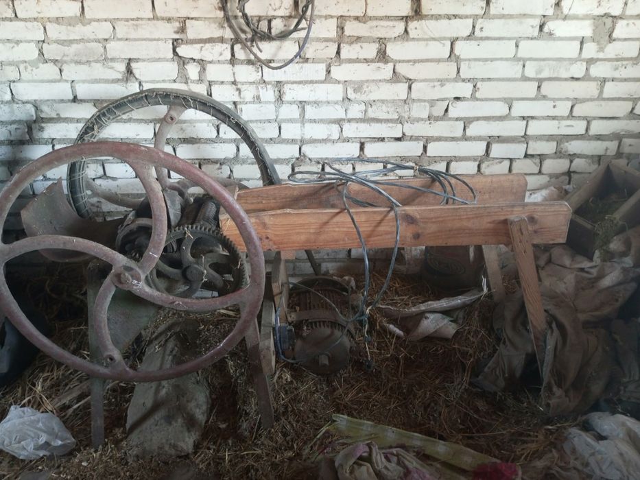 Продам січкарню з мотором.