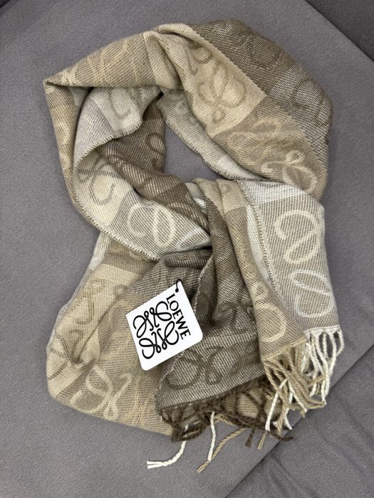 Стильний трендовий шарф Loewe