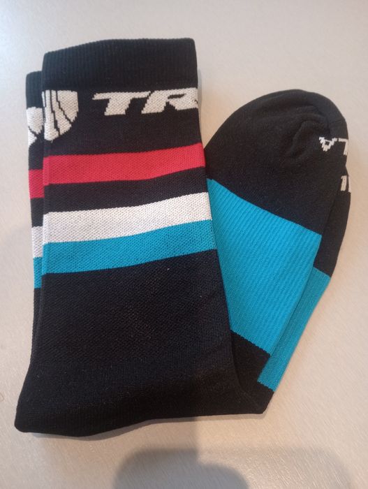 Dwa NOWE Bidony kolarskie specialized i NOWE skarpetki TREK
