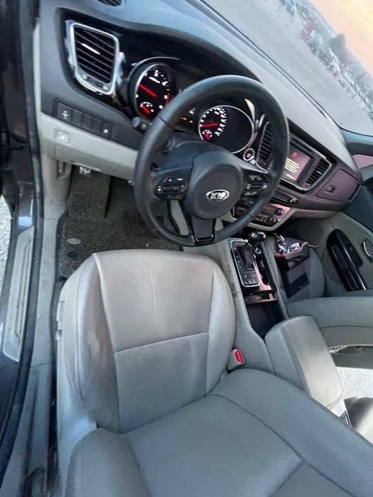 продаж Kia Carnival в гарному стані
