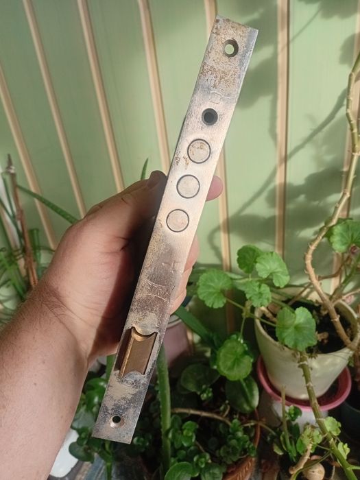 Замок врезной с защелкой