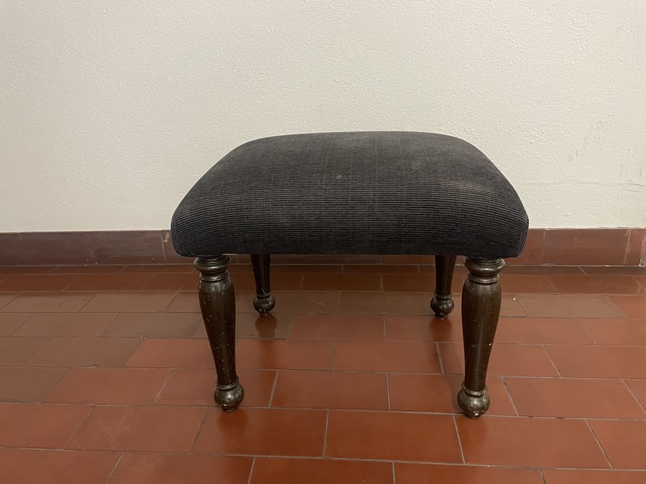 Apoio de pés mandado fazer, amofadado e forrado com tecido de a