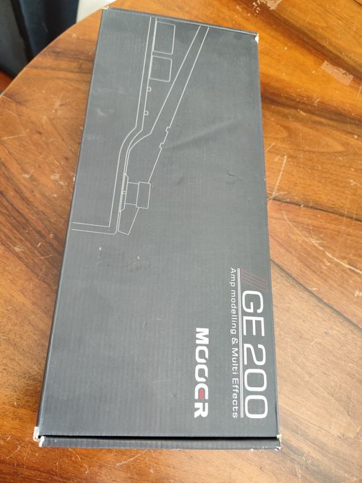 Pedaleira Mooer GE-200 na Caixa