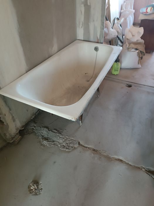 Ванна чавунна на ніжках.