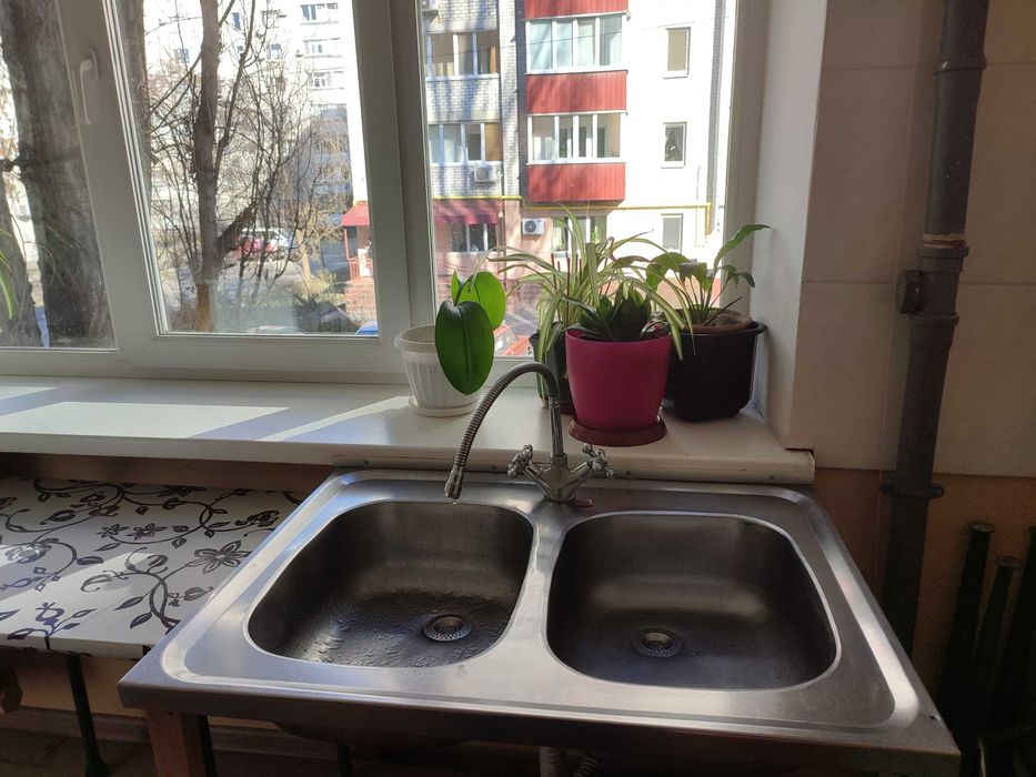 Продам малосімейку в районі автопарку. Свіжий косметичний ремонт.