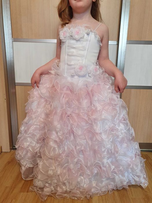 Нарядное пышное платье на выпускной