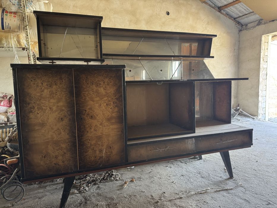 Kredens stary z połyskiem