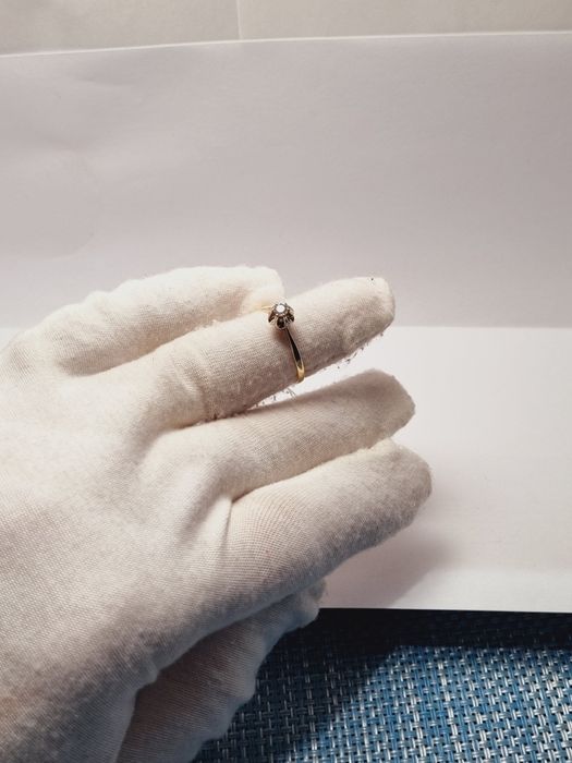 Золотое кольцо с бриллиантом