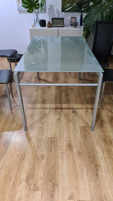 Mesa com tampo de vidro