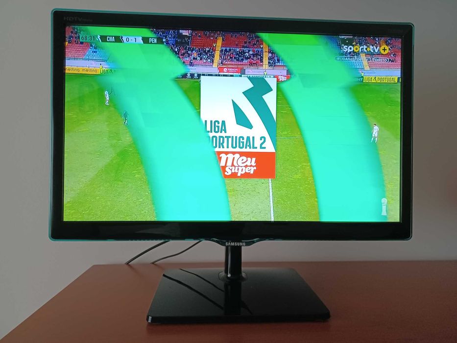 Televisão / Monitor Samsung com suporte de parede incluído.
