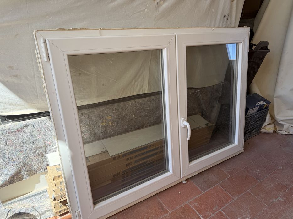 Janela em PVC vidro duplo e rede mosquiteira.