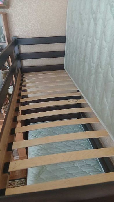 Продам двоповерхове дерев'яне ліжко "Шрек", разом з матрацами.