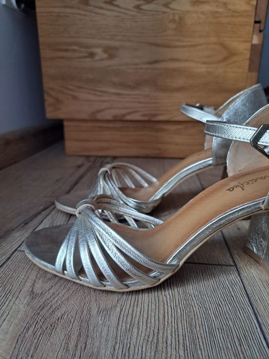 Złote sandały na słupku Maciejka