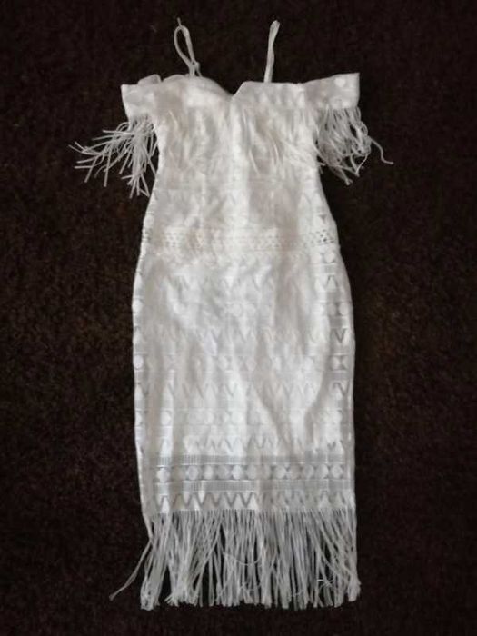 Piękna biała sukienka z frędzlami Asos roz. M-L