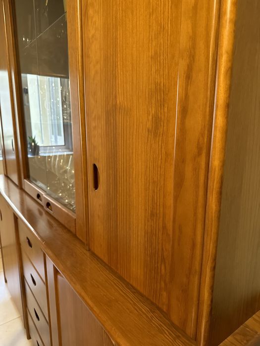 Vitrine com gavetas e portas / Móvel sala de jantar