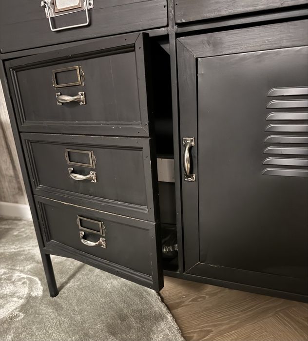 Komoda na nóżkach w stylu industrialnym - Art Factory