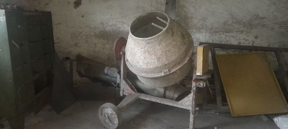Велика бетономішалка. Бетонозмішувач.