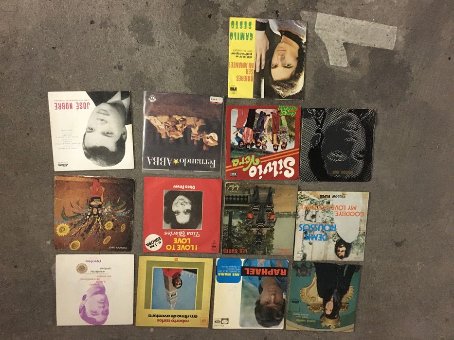 Vinil singles em bom estado.