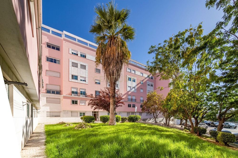Apartamento T3 em Prior Velho com garagem