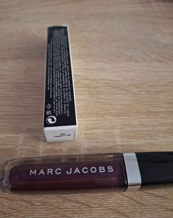 Olśniewający błyszczyk do ust Marc Jacobs kolor TEMPT Me