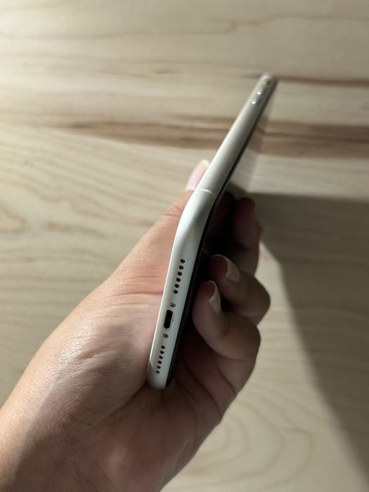 iPhone 11 White (Some Pixels Damaged)64752186812163124