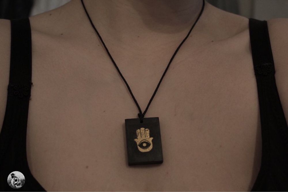 Colar shungite simbolo hamsa