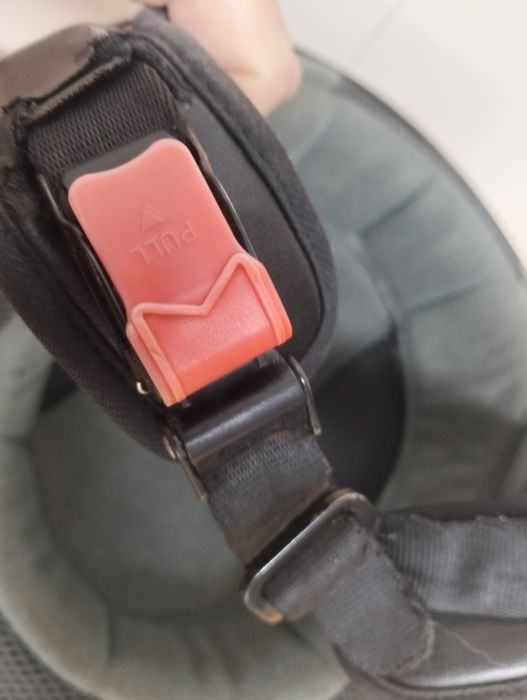 Capacete preto. Com a marca MT Helmets