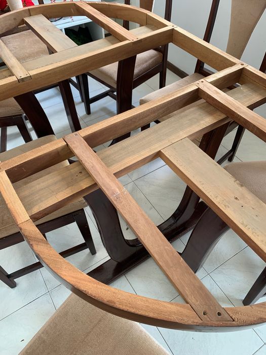 Mesa de Madeira com 8 Cadeiras