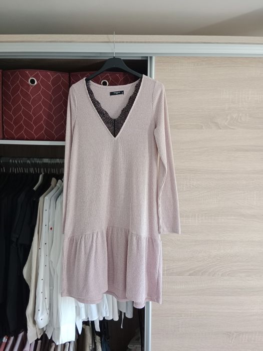 Różowa dzianinowa sukienka z koronką Reserved m