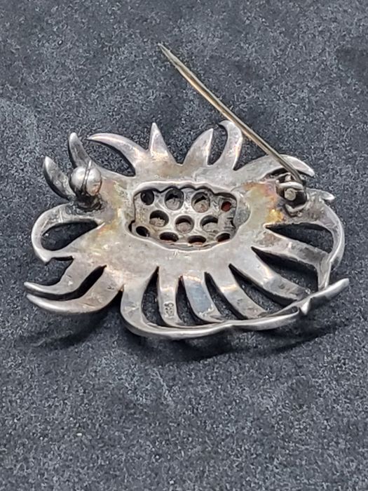 Брошь серебро, коралл