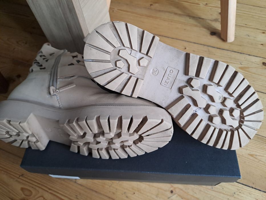 Beżowe, ażurowe botki Quazi 39