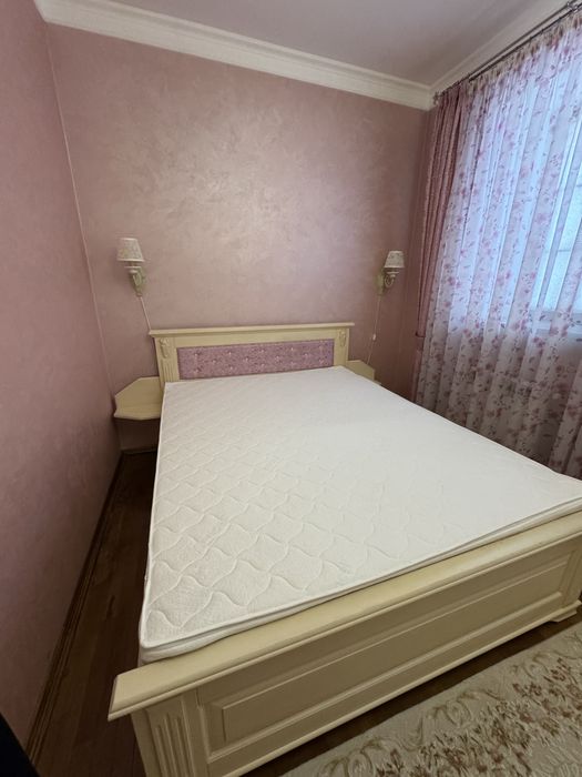 Продам ліжко з матрасом з натурального дерева. Ясень. Ручна робота.