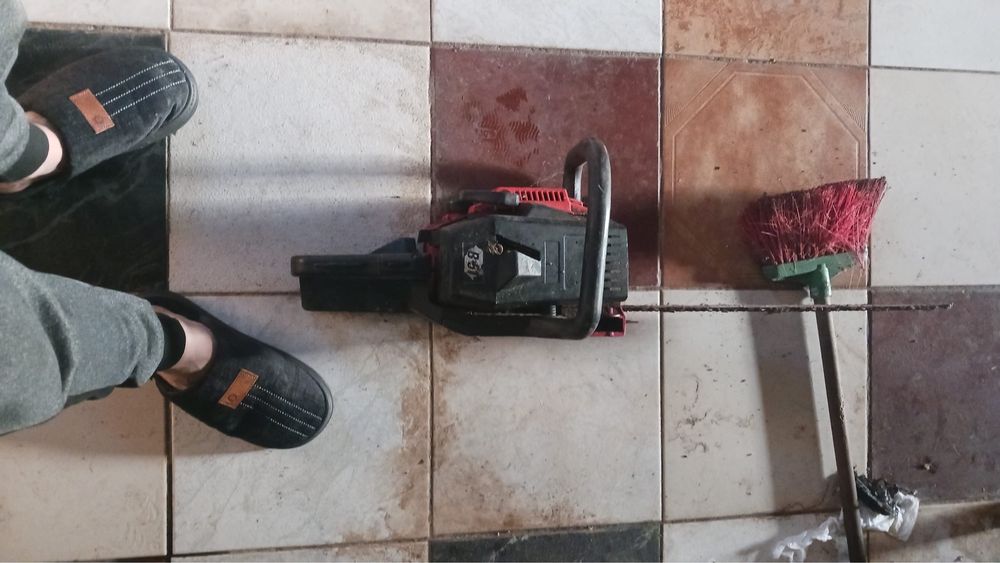 Esta é uma motosserra Anova MG246.