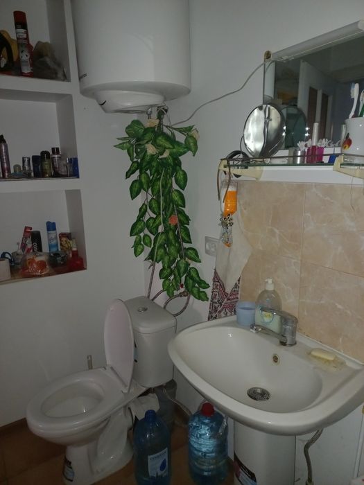 Будиночок коли лісу  та недалеко річка і св.джерело