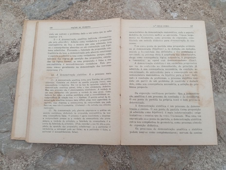 antigo manual escolar intitulado "Noções de Filosofia" (2.ª Parte)