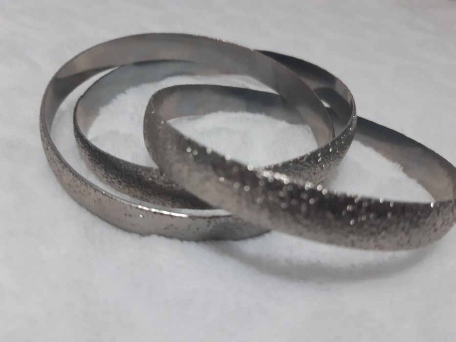 Várias pulseiras de 1 €