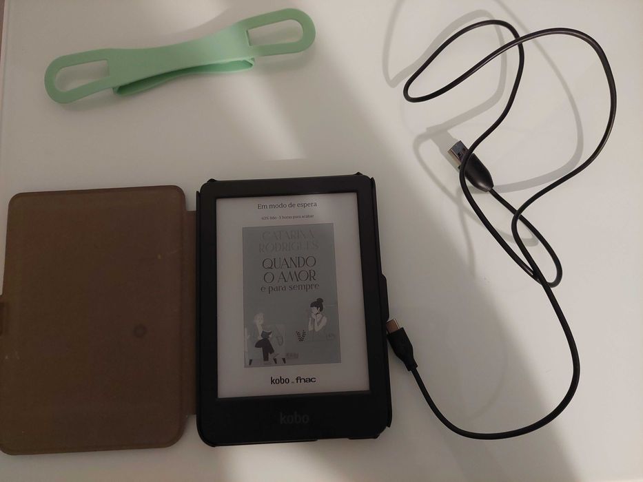 Vendo Kobo Clara BW com cabo de carregamento original