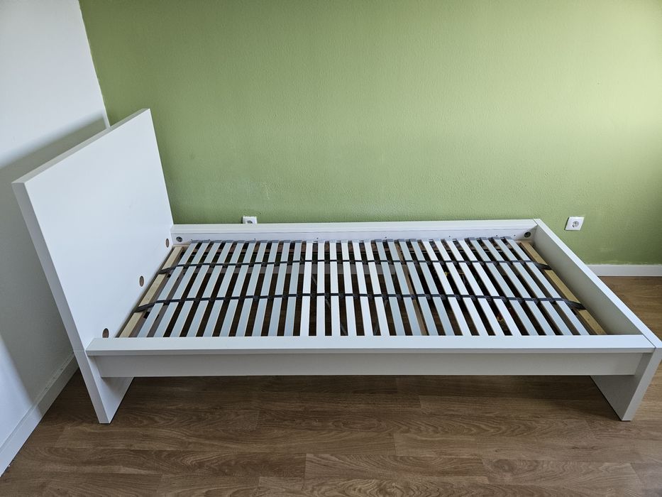 Cama solteiro  MALM IKEA + estrado