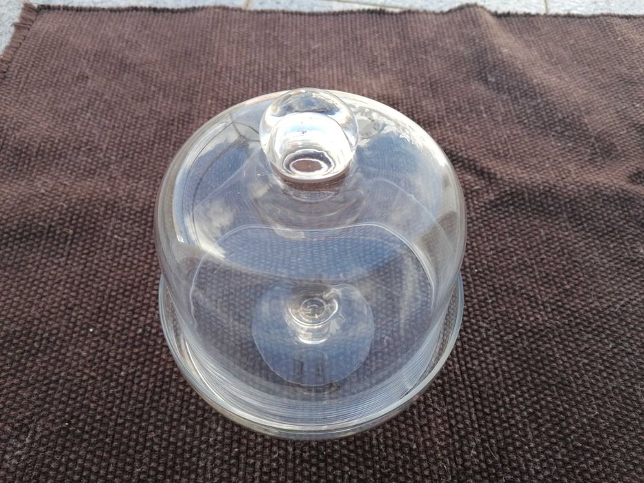 Taça de vidro com tampa