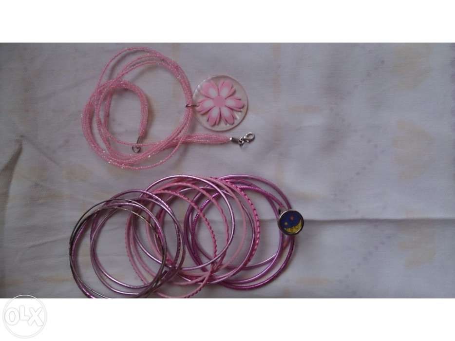 Conjunto de colar, pulseiras e anel para criança