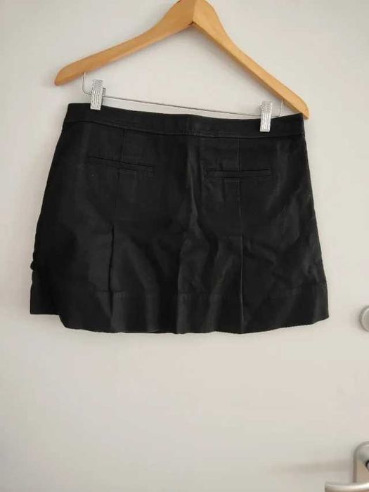 Mini Saia Preta Esprit com Detalhes Plissados nos Bolsos