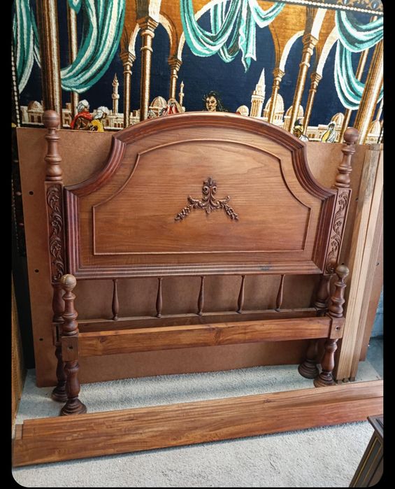 Mobília de quarto em castanho velho