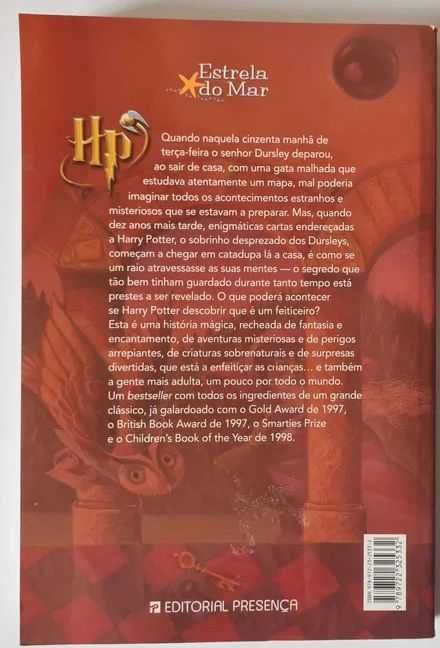 Livro juvenil "Harry Potter e a Pedra Filosofal" de J. K. Rowling