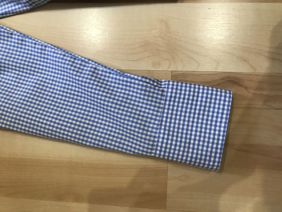 Koszula w niebieską kratkę.