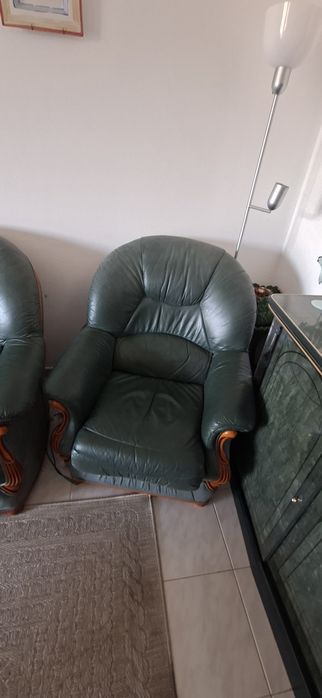 Mobília completa para sala. Estante, aparador, móvel TV, mesa centro, mesa jantar com 6 cadeiras, sofá cama 3 lugares e sofá individual ambos em pele.