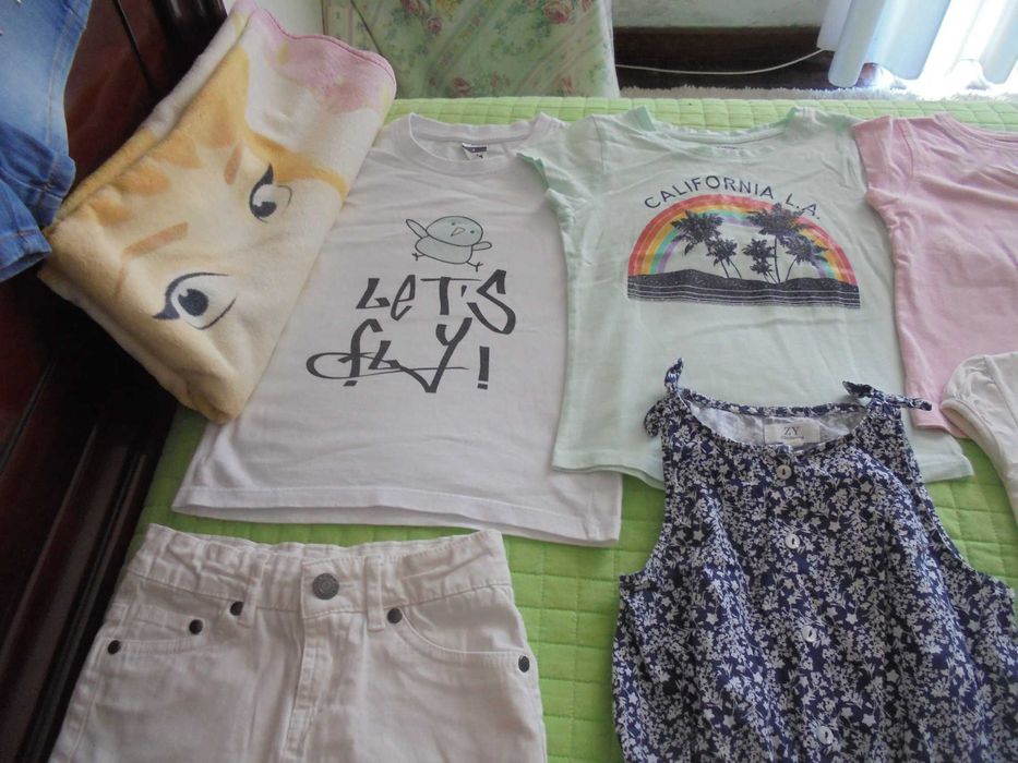 lote de roupa de menina a toalha da praia