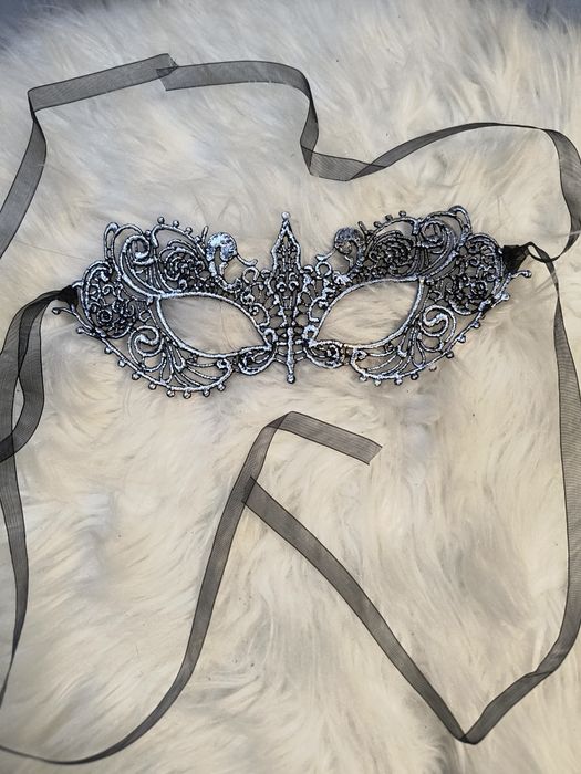 Elegancka maska karnawałowa – czarno-srebrna, koronkowa