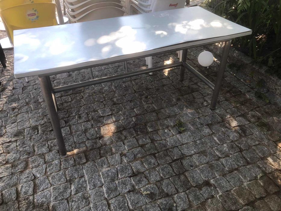 Mesa com estrutura inox